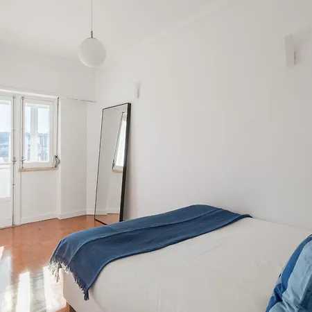 Campolide 2br Flat アパート リスボン