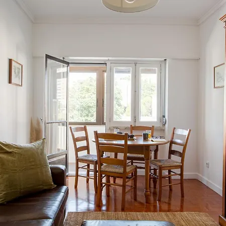 アパート Campolide 2br Flat リスボン